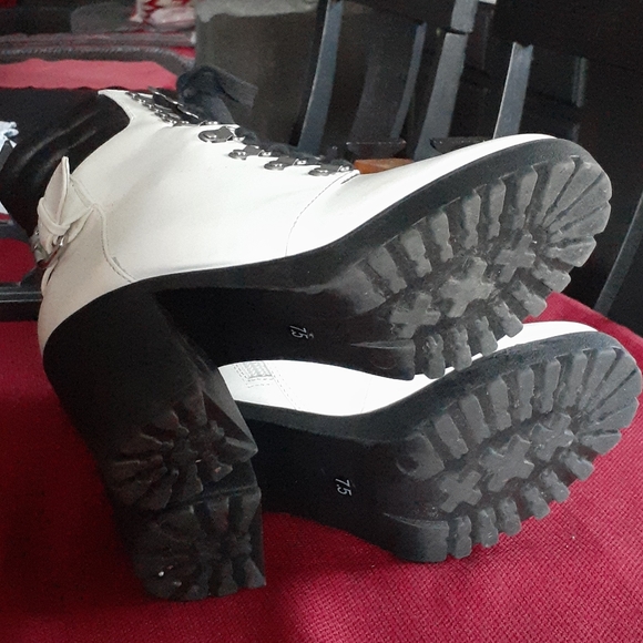 Mia booties - Picture 5 of 10